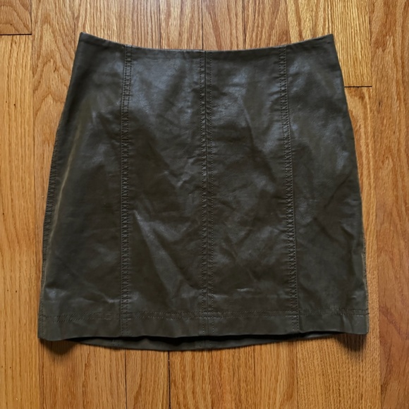 Free People Size 0 Fully lined Faux leather mini skirt (15 inch) army green - Picture 1 of 3